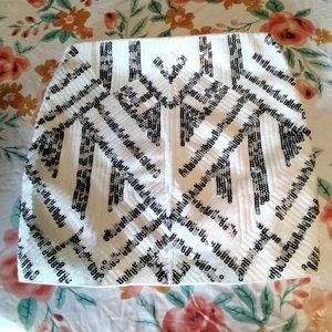 BLACK AND WHITE EXPRESS SKIRT. SEQUINS.